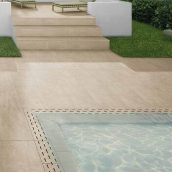 Carrelage travertin beige antidérapant sur tour de piscine - Century UPTOWN Morningside - GRIP dalle 2cm 50x100cm