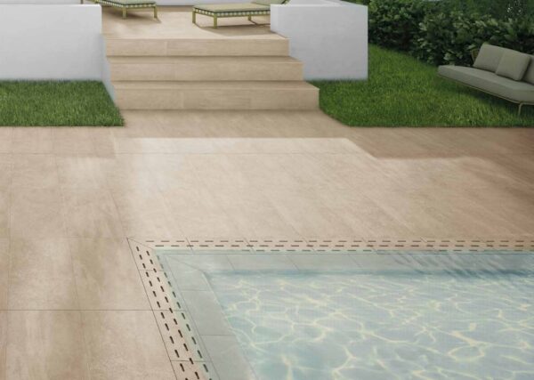 Carrelage travertin beige antidérapant sur tour de piscine - Century UPTOWN Morningside - GRIP dalle 2cm 50x100cm