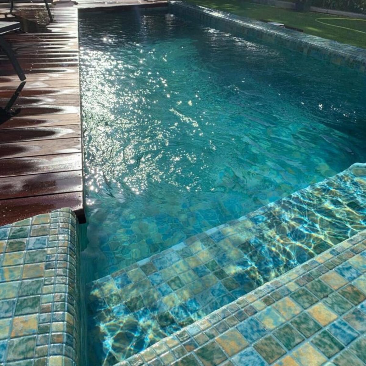 Mosaïque effet piscine Pierre de Bali - Reviglass PARADISE STONES coloris NATURAL SANDY BALI