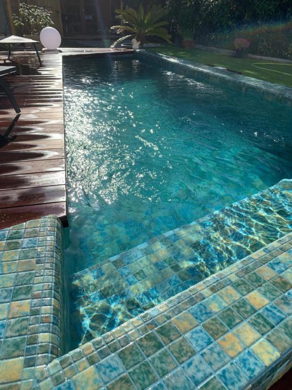 Mosaïque effet piscine Pierre de Bali - Reviglass PARADISE STONES coloris NATURAL SANDY BALI