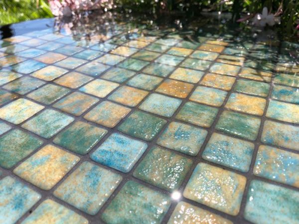 Mosaïque effet piscine Pierre de Bali - Reviglass PARADISE STONES coloris NATURAL SANDY BALI