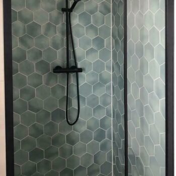 Carreau de ciment hexagonal salle de bain bleu Nanda Capri - mur BETTINA BLUE