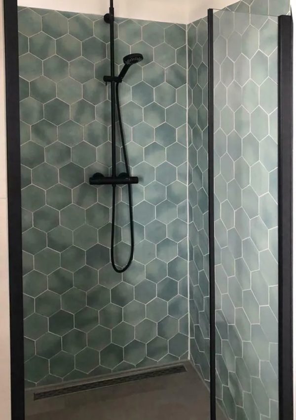 Carreau de ciment hexagonal salle de bain bleu Nanda Capri - mur BETTINA BLUE