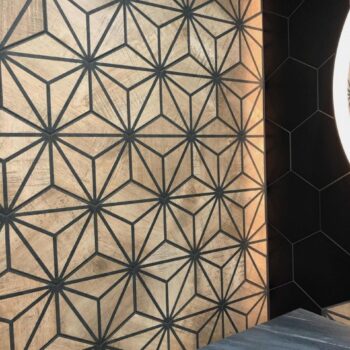 Réalisation mur carrelage hexagonal TRIBECA effet bois et noir