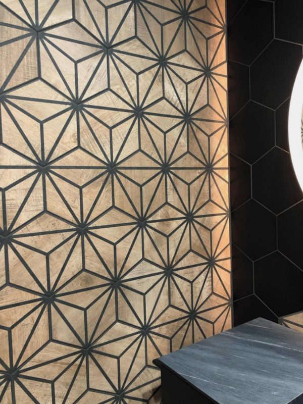 Réalisation mur carrelage hexagonal TRIBECA effet bois et noir