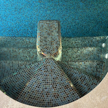 Carrelage mosaïque piscine pierre de Bali Reviglass KARMA - couleur AQUARELA