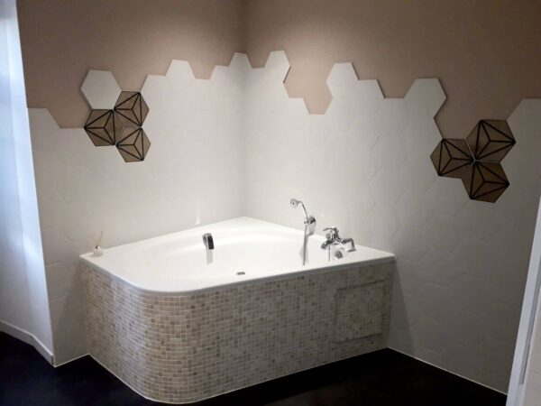 Mur de salle de bain en carrelage hexagonal blanc Codicer BASIC Hex 25