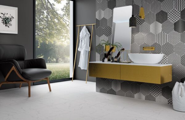 Carrelage hexagonal patchwork noir et blanc Codicer MOMA sur mur de salle de bain