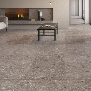 Carrelage terrazzo noir Unicom Starker PIETRA DI GRE - couleur sol ANTHRACITE 60x120cm et cheminée GRIGIO 15x60cm et 60x60cm