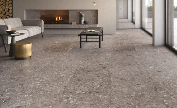 Carrelage terrazzo noir Unicom Starker PIETRA DI GRE - couleur sol ANTHRACITE 60x120cm et cheminée GRIGIO 15x60cm et 60x60cm