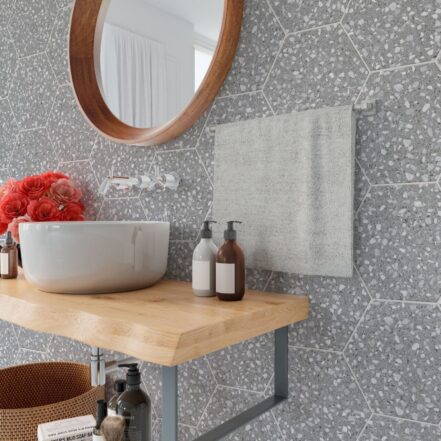 Carrelage terrazzo hexagonal gris Codicer VENICE - sur mur de salle de bain SILVER