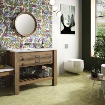 Salle de bain avec carrelage mural effet papier peint à fleurs TAHITI Diffusion Céramique - Patchwork 23 motifs raccords