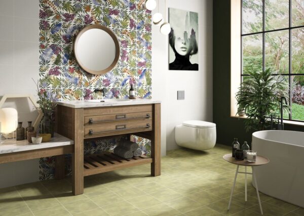 Salle de bain avec carrelage mural effet papier peint à fleurs TAHITI Diffusion Céramique - Patchwork 23 motifs raccords