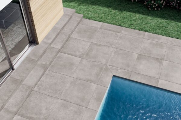 Carrelage extérieur antidérapant, terrasse et piscine effet béton gris Gardenia NATIVE - 80x80cm SILVER