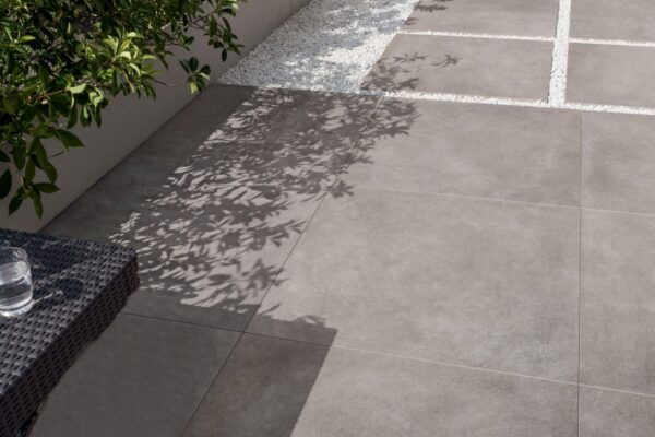 Carrelage extérieur antidérapant effet béton Gardenia NATIVE - dalles 80x80cm 20MM Grip EXTERIEUR - couleur SILVER