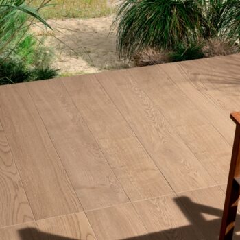 Terrasse extérieur en carrelage imitation parquet Gardenia JUST CODE - 20x120cm couleur MIELE