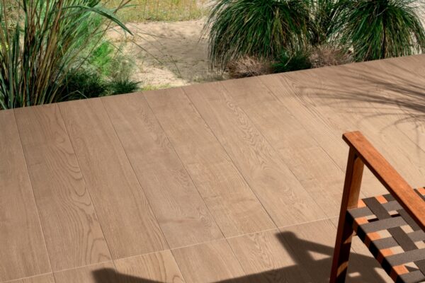 Terrasse extérieur en carrelage imitation parquet Gardenia JUST CODE - 20x120cm couleur MIELE