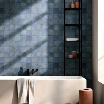 Carrelage mural salle de bain effet zellige bleu Nanda AMANTINA - couleur COVINGTON BLUE