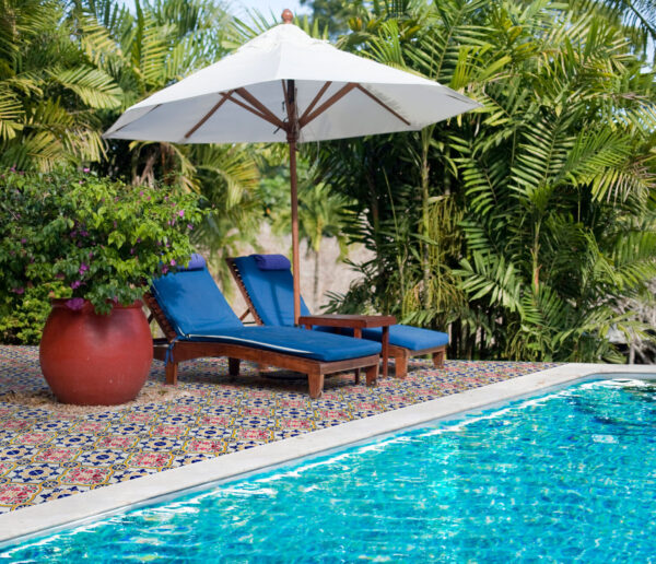 Terrasse de piscine avec carrelage azulejos fleuris Nanda Terra MILANA